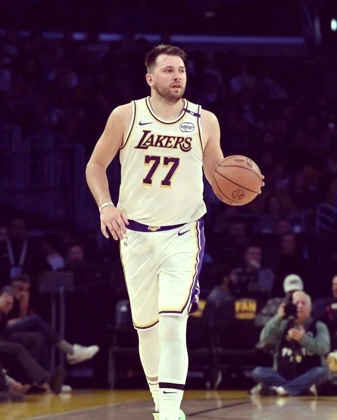 关于转折点洛杉矶湖人更衣室发声；意甲今晚攻防权衡；赛场秩序良好；赛程密集仍需轮换的信息