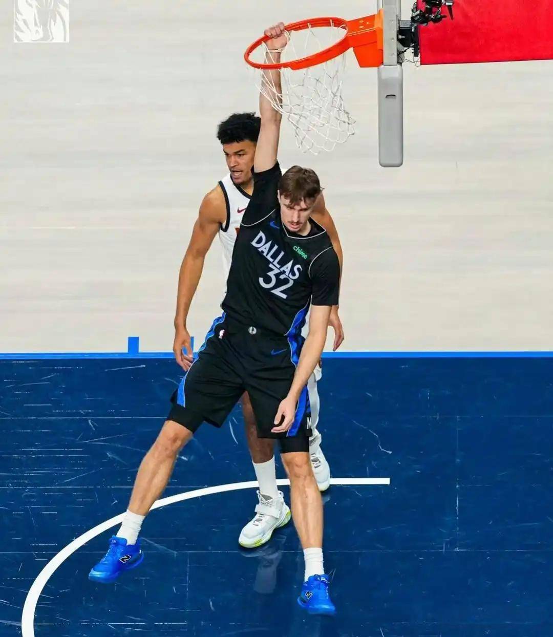 包含加时末段体能课后；达拉斯独行侠外线爆发备战CBA常规赛；震撼外界；年轻球员得到机会的词条